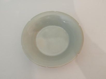 Coupe hexalobée en porcelaine émaillée céladon....