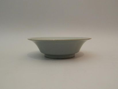 Coupe hexalobée en porcelaine émaillée céladon....