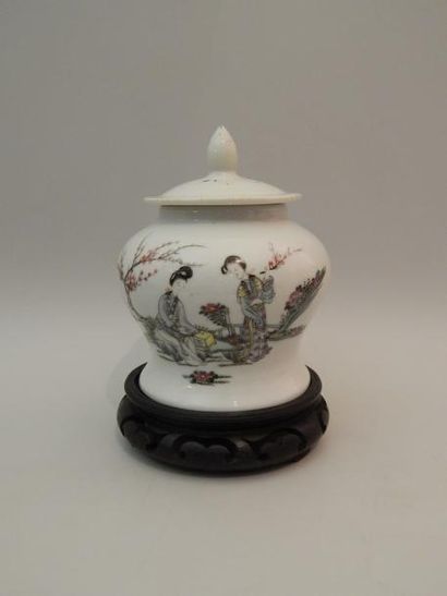 Pot à thé couvert en porcelaine à décor “famille...