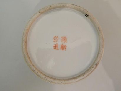 Pot à thé couvert en porcelaine à décor “famille...
