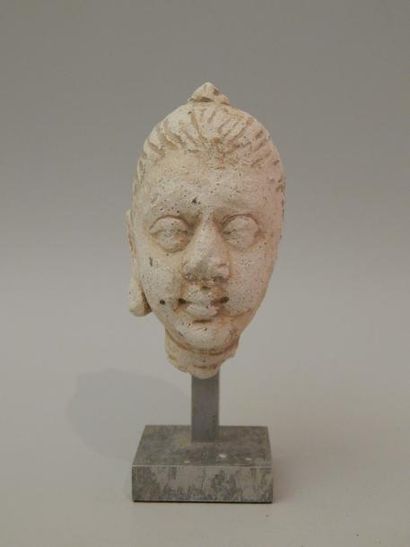 Tête de femme en stuc. H : 8 cm. GANDHARA...