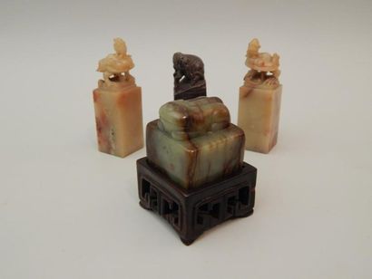 Trois cachets en stéatite. On y joint un...