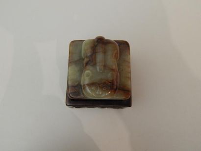 Trois cachets en stéatite. On y joint un...