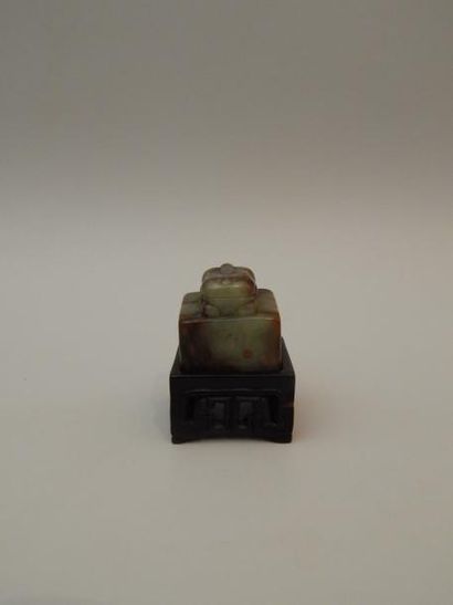 Trois cachets en stéatite. On y joint un...