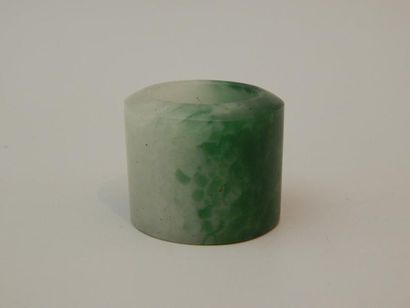 Quatre bagues d’archer en jade céladon. H :...