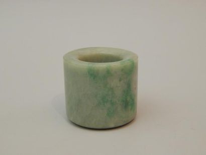 Quatre bagues d’archer en jade céladon. H :...