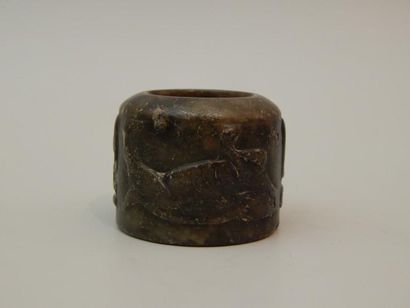 Bague d’archer en verre marbré, sculptée...