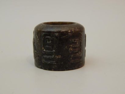 Bague d’archer en verre marbré, sculptée...