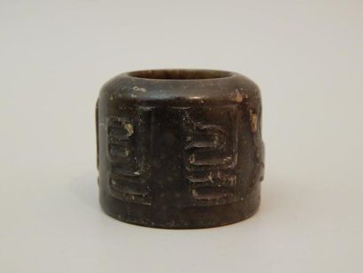 Bague d’archer en verre marbré, sculptée...
