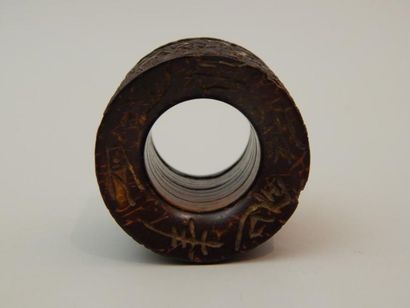 Bague d’archer en bois, sculptée en relief....