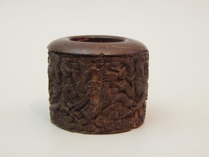 Bague d’archer en bois, sculptée en relief....