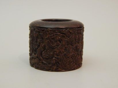 Bague d’archer en bois, sculptée en relief....
