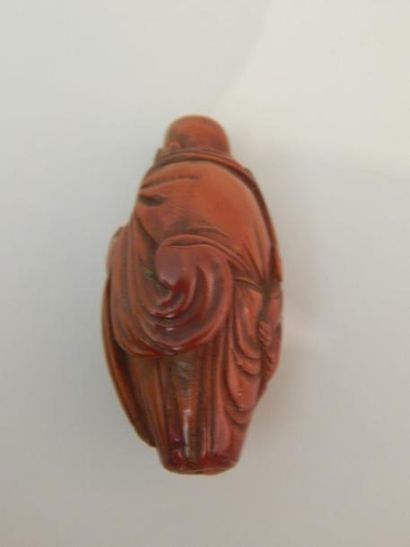 Noyau sculpté d’un personnage .H : 3.7 cm....