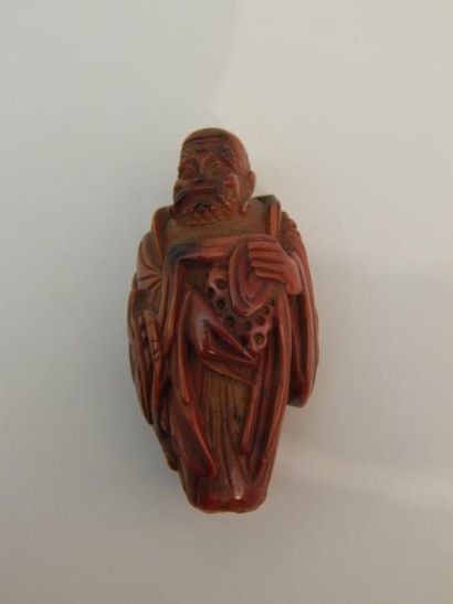 Noyau sculpté d’un personnage .H : 3.7 cm....