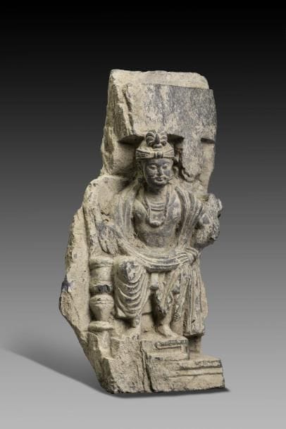 Bodhisattva assis à l’européenne. En schiste....