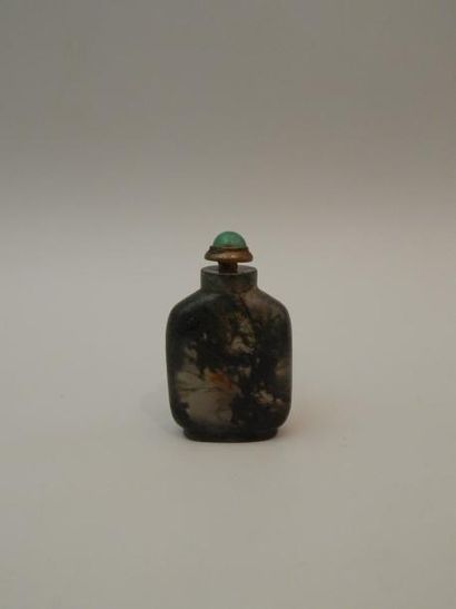 Flacon tabatière en agate herbeuse. H : 5.6...