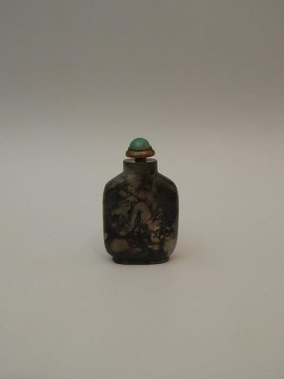 Flacon tabatière en agate herbeuse. H : 5.6...
