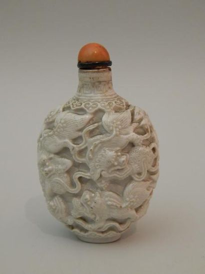 Flacon tabatière en porcelaine blanche, à...