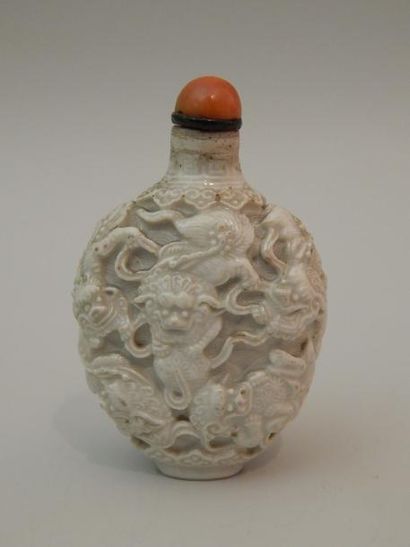 Flacon tabatière en porcelaine blanche, à...