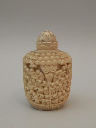 Flacon tabatière en ivoire sculpté de nombreux...