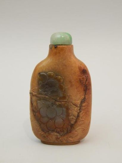 Flacon tabatière en jade ambre sculpté d’une...