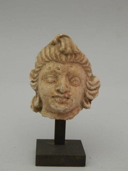 Tête de femme en stuc. H : 5.5 cm. GANDHARA...