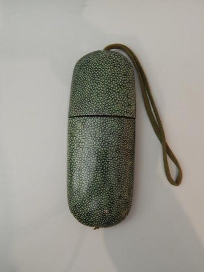 Boîte à lunette en galuchat. H : 17.5 cm....