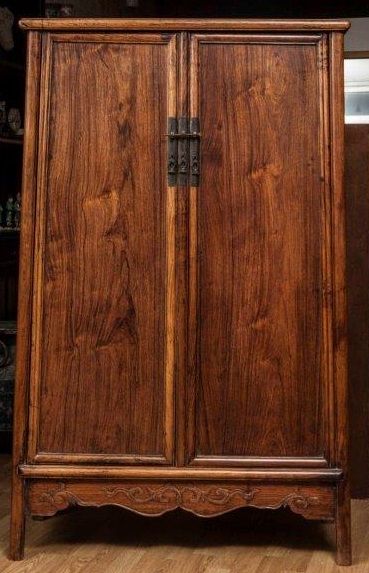 Cabinet en huanghuaili ouvrant par deux portes...