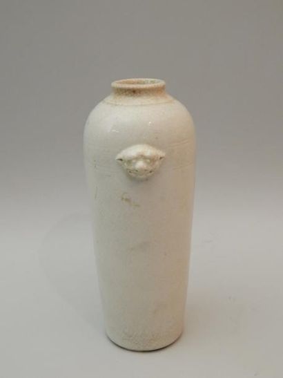 Vase en porcelaine blanc craquelé muni de...