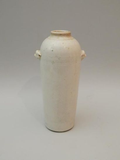 Vase en porcelaine blanc craquelé muni de...