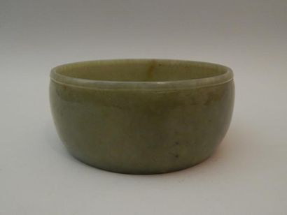 Coupe en jade. H : 6 cm ; D : 13.5 cm. (XIXe...