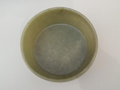 Coupe en jade. H : 6 cm ; D : 13.5 cm. (XIXe...