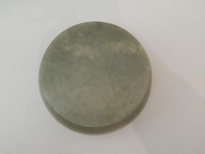 Coupe en jade. H : 6 cm ; D : 13.5 cm. (XIXe...