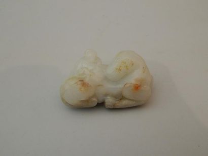 Fibule en jade ornée d’un singe sur un cheval....