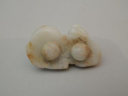 Fibule en jade ornée d’un singe sur un cheval....