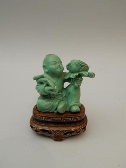 Sujet en turquoise en forme d’enfant assis...