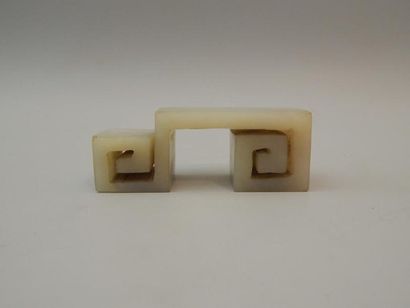 Support en jade. L : 3.5 x 9.5 cm. (XXe ...