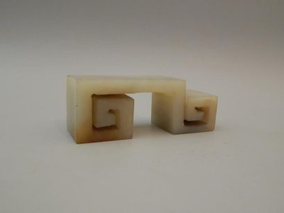 Support en jade. L : 3.5 x 9.5 cm. (XXe ...