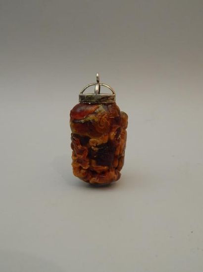 Pendentif en ambre. L : 6.5 cm. (XXe siè...