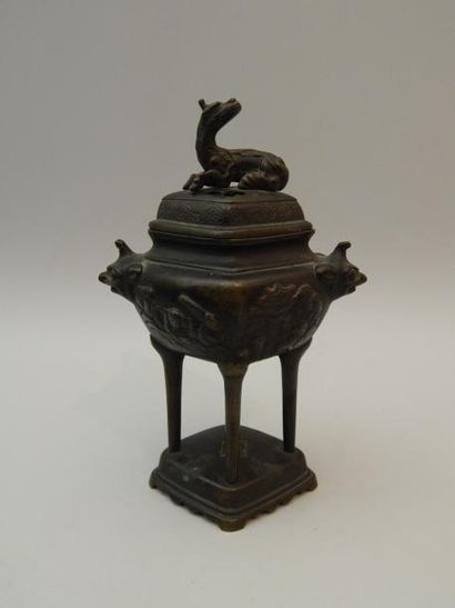 Brûle-parfum en bronze. H : 19 cm. (XXe ...