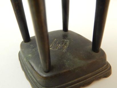 Brûle-parfum en bronze. H : 19 cm. (XXe ...