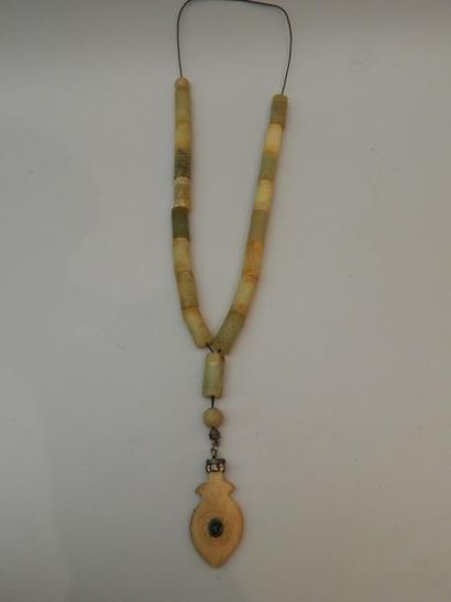 Collier composé de 17 jades de forme cylindrique...