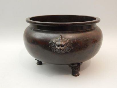 Coupe tripode en bronze. H : 16 cm ; D :...