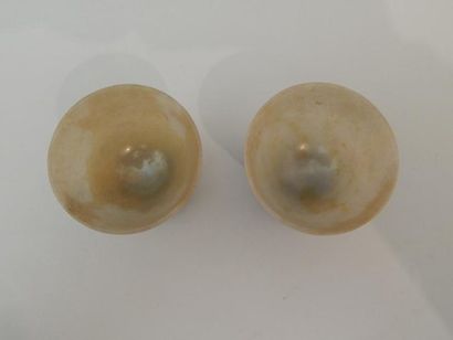 Deux petites coupes en jade. Socle en bois....