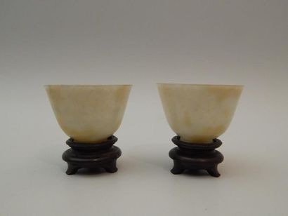 Deux petites coupes en jade. Socle en bois....