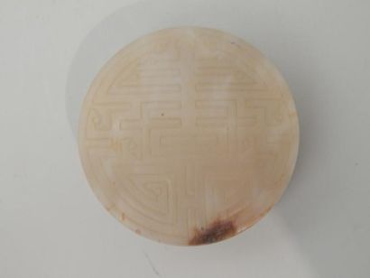 Boite ronde en jade. H : 2 cm ; D : 5.5 cm....
