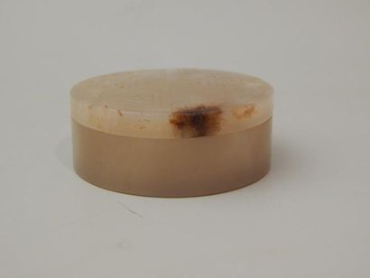 Boite ronde en jade. H : 2 cm ; D : 5.5 cm....