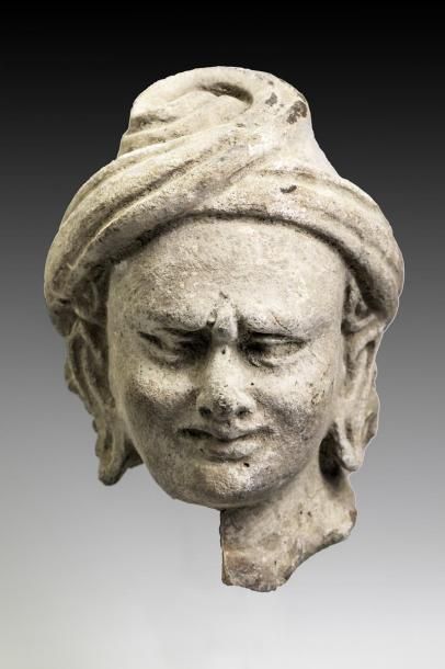 Tête d’homme en terre cuite au regard soucieux....