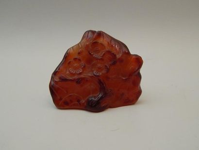 Agate sculptée d’un pin. L : 7 x 7.5 cm....