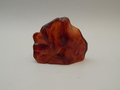 Agate sculptée d’un pin. L : 7 x 7.5 cm....